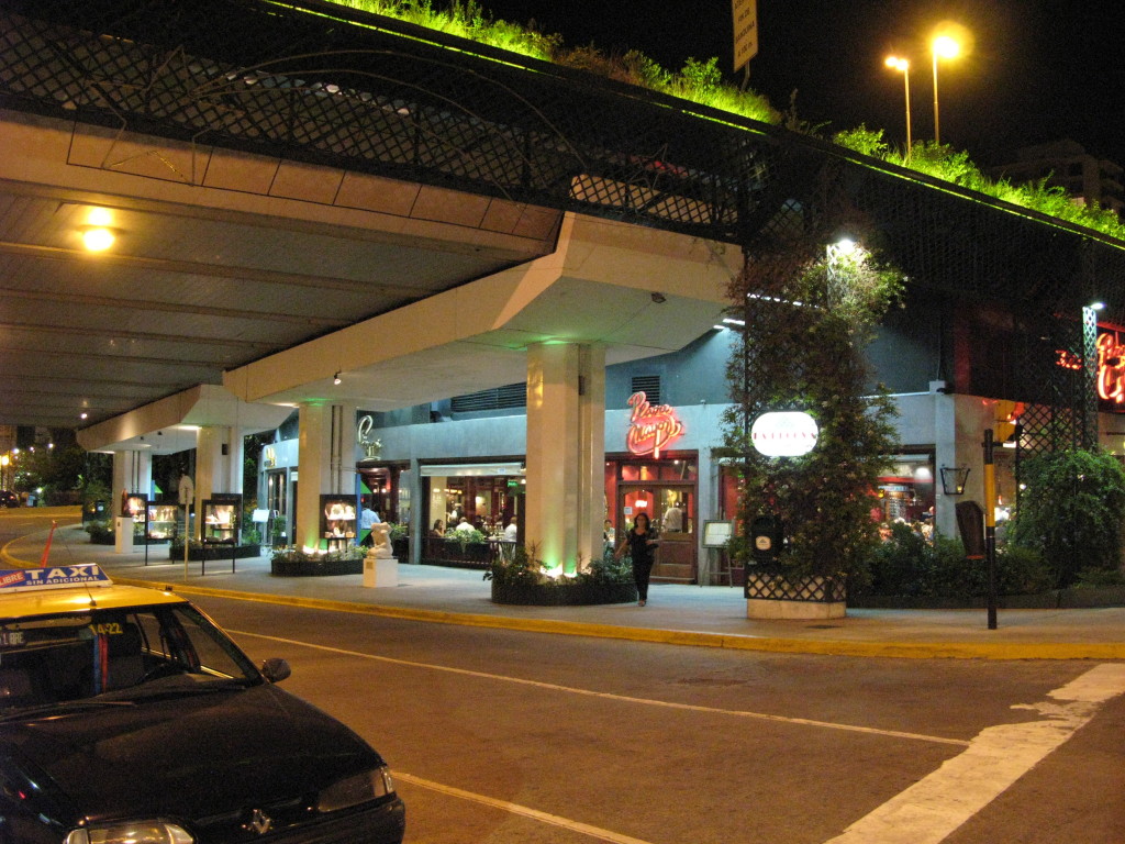 Restaurantes embaixo do viaduto no final da 9 de julio, chegando na Recoleta.