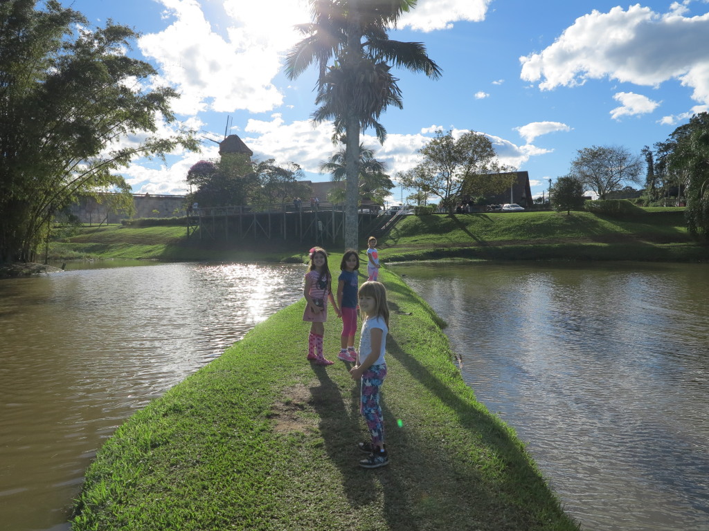 Parque Expoville Atividades - As crianças se divertem correndo ao redor dos lagos.