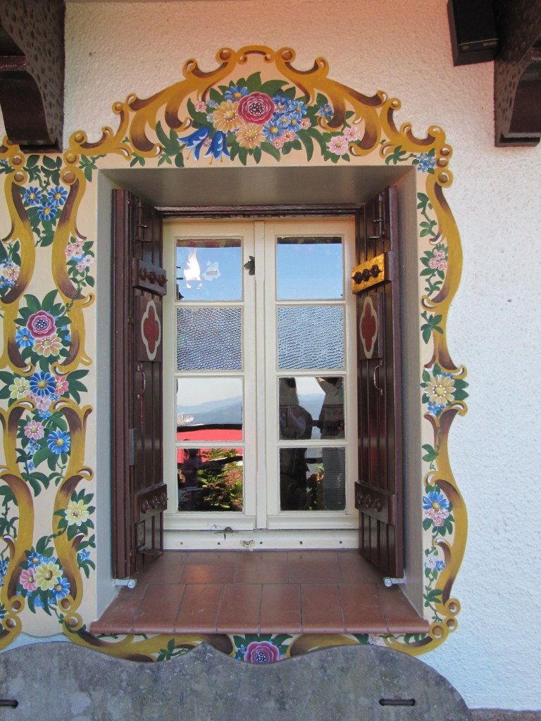 Afrescos pintados por toda a fachada da Casa do Papai Noel