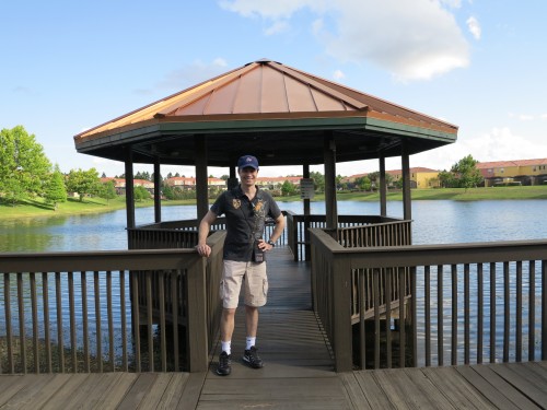 Pier para pesca no lago do condomínio.